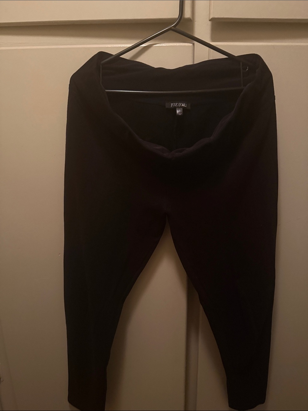 Roz & Ali Black Ponte Knit Ankle Leggings